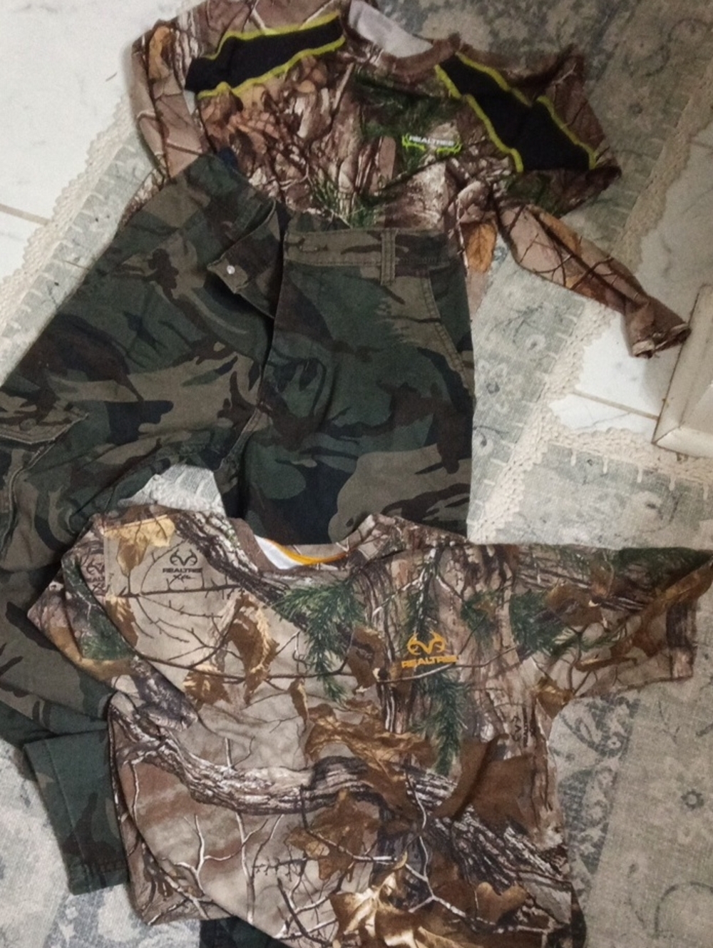 Realtree Camouflage Set Of 2 Shirts 1 Cargo Pants